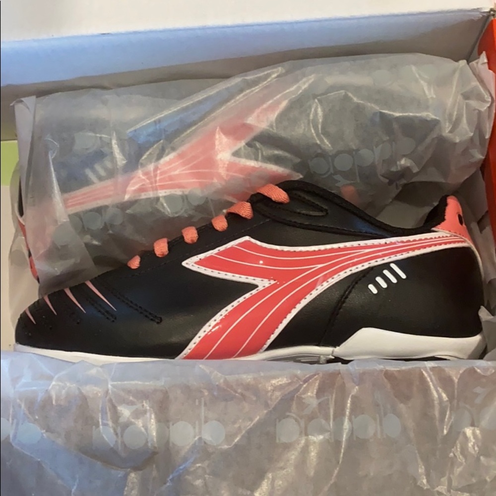 NIB DIADORA CATTURA MD JR SOCCER CLEATS